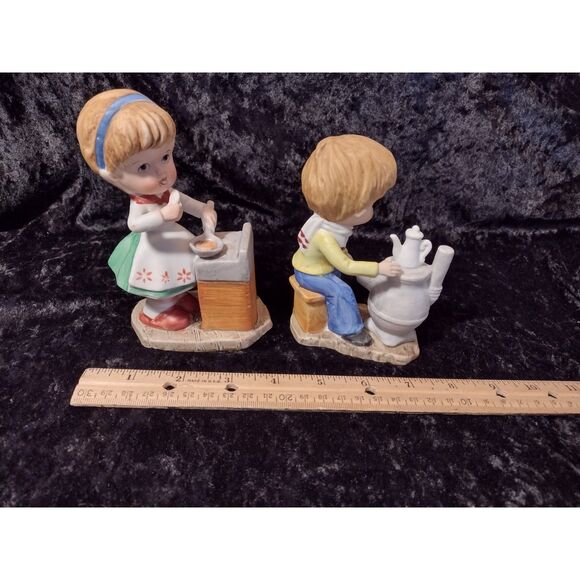 Vintage Lefton? Kitsch Boy Girl Cooking Pot Belly Stove Porcelain MCM Figurines - Picture 6 of 7